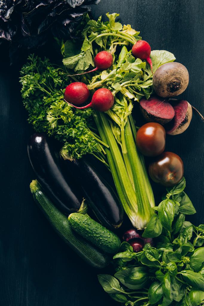 gri karanlık masada kereviz, turp, patlıcan ve salatalık üstten görünüm  - Fotoğraf, Görsel