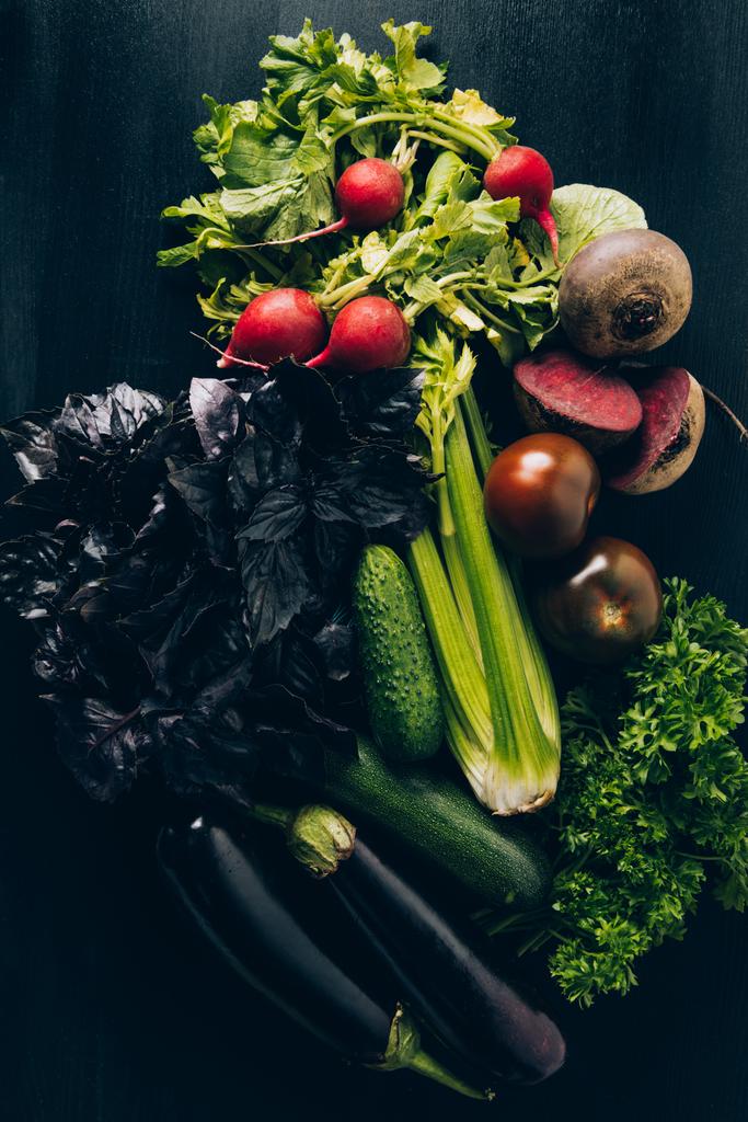 gri karanlık masada turp, patlıcan ve domates üstten görünüm  - Fotoğraf, Görsel