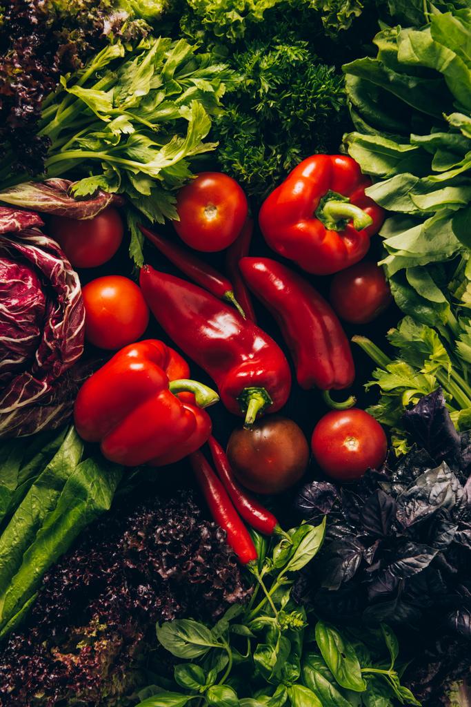 vista superior de las verduras rojas y verdes en la mesa
 - Foto, Imagen