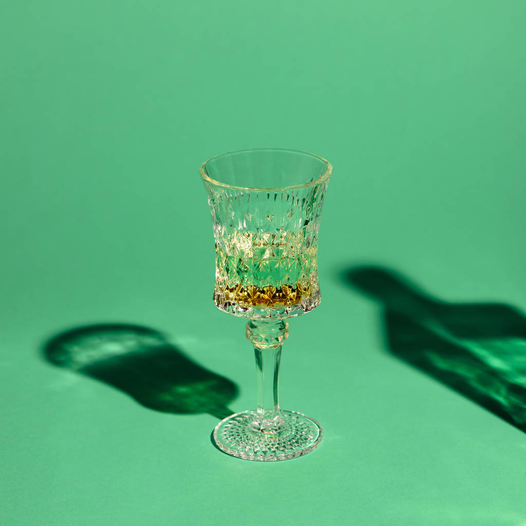 kristály pohár abszint zöld felületen lövés közelről - Fotó, kép