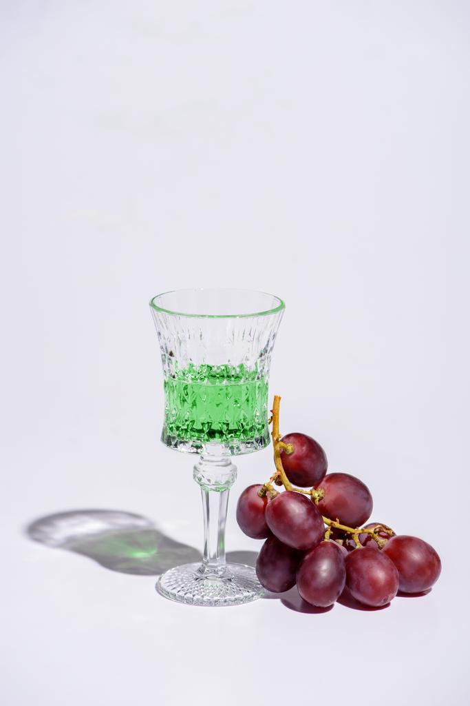 kristalli lasi absinttia haara viinirypäleitä valkoinen
 - Valokuva, kuva