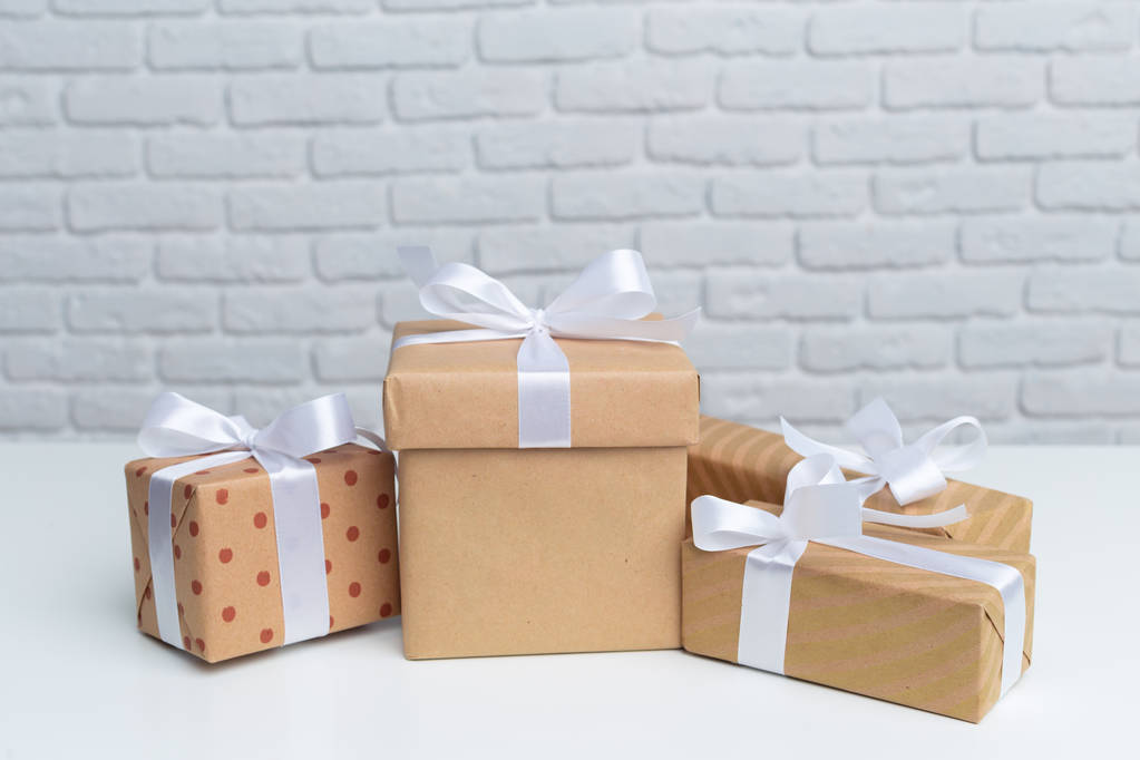 Cajas de regalo sobre mesa blanca
 - Foto, Imagen