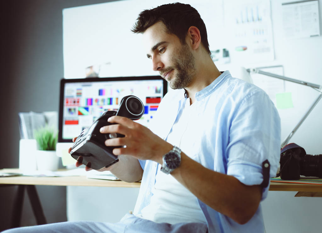 Giovane programmatore di software maschile testare una nuova applicazione con occhiali di realtà virtuale 3d in ufficio - Foto, immagini