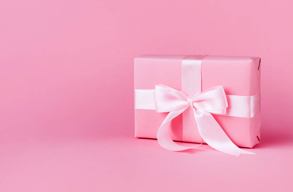 Geschenk oder Geschenkbox auf rosa Hintergrund. Geburtstag, Hochzeit oder Weihnachten. - Foto, Bild