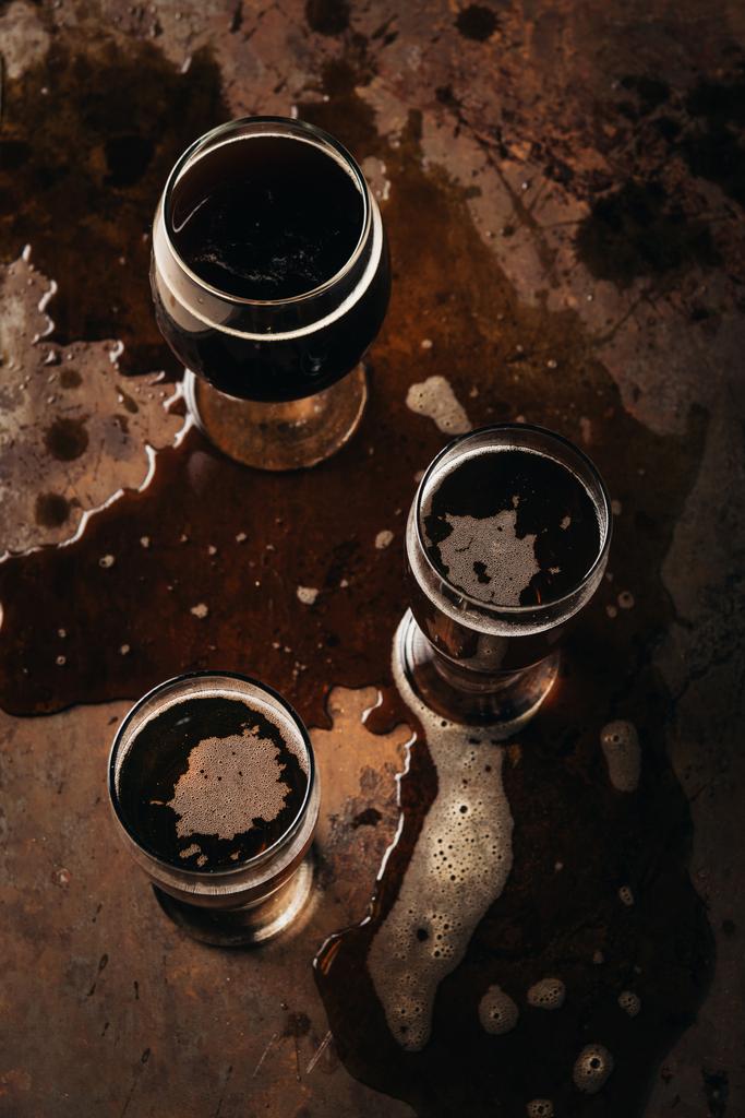 vista superior de tazas dispuestas de cerveza en la mesa oxidada
 - Foto, imagen