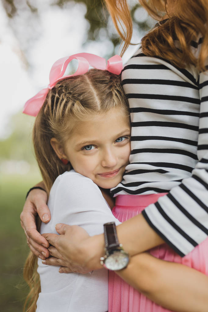 Blonďatá modrooký atraktivní dcera objímat její rodiče - Fotografie, Obrázek