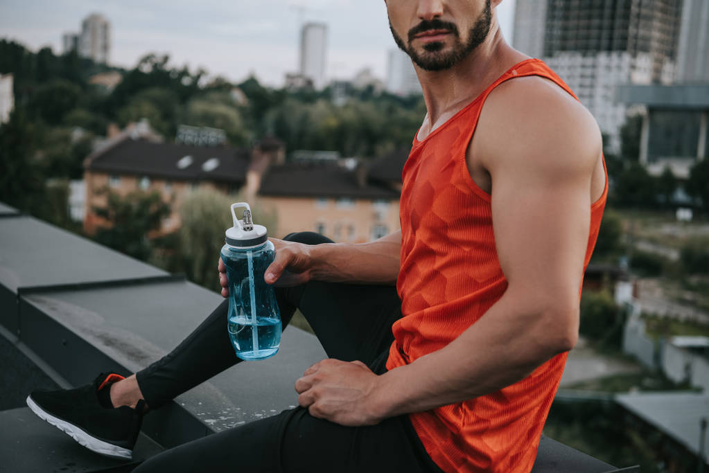 Oříznout obrázek sportovce na střešní podélníky s lahví vody - Fotografie, Obrázek