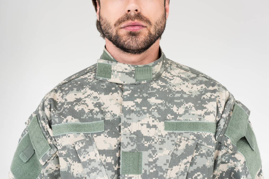 tiro recortado de soldado en uniforme militar aislado en gris
 - Foto, imagen