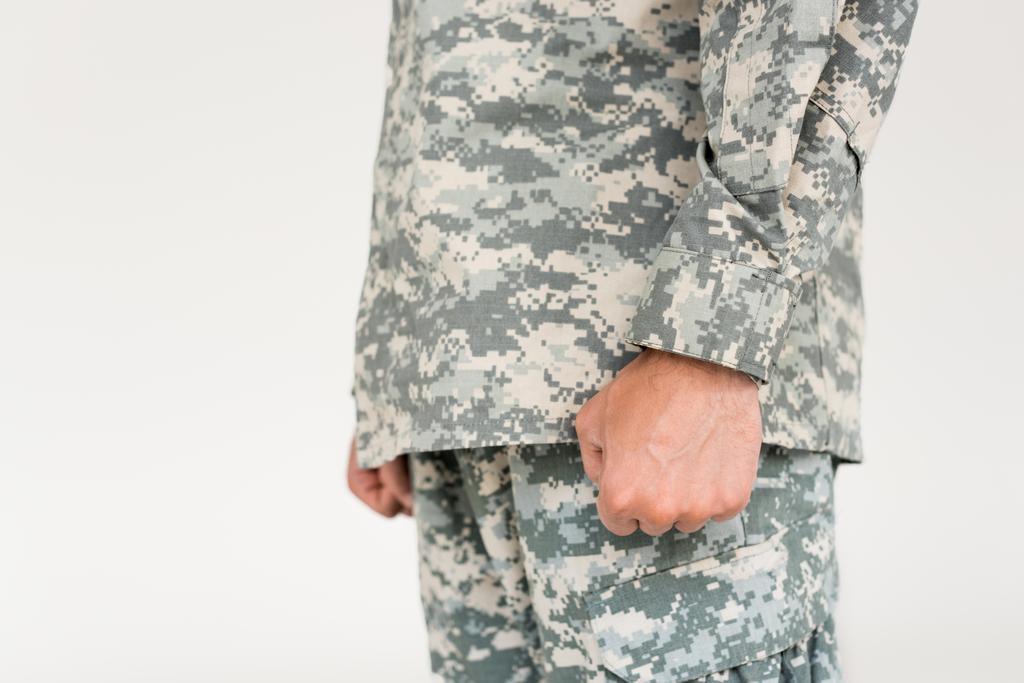 bijgesneden schot van mannelijke soldaat in militaire uniform geïsoleerd op grijs - Foto, afbeelding