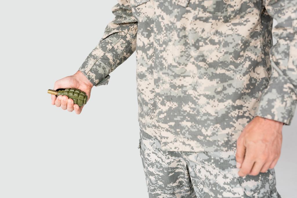 tiro recortado de soldado sosteniendo granada en mano aislado en gris
 - Foto, Imagen