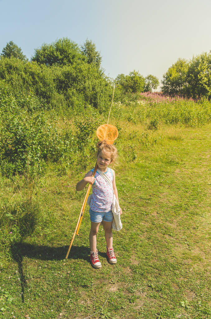 дівчина, дитина в літній день риболовля з вудкою і сіткою
 - Фото, зображення