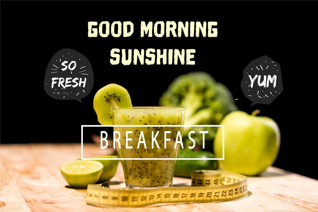 friss gyümölcs turmix üveg darab kiwi, lime és mérőszalag asztallapra, "jó reggelt napfény" és a "reggeli" letterings - Fotó, kép