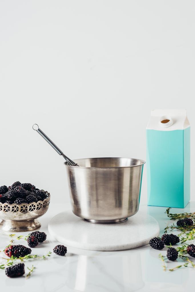 tigela vintage de amoras com balde de metal e batedor para cozinhar em branco
 - Foto, Imagem
