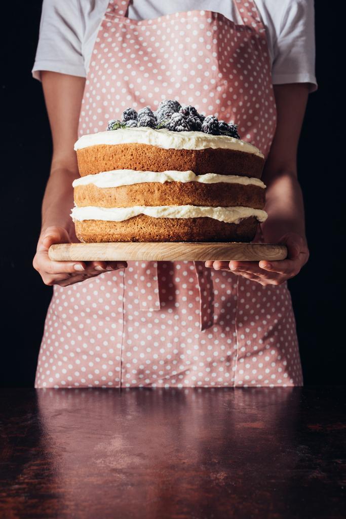 tiro recortado de mujer sosteniendo sabroso pastel de mora en el plato
 - Foto, imagen