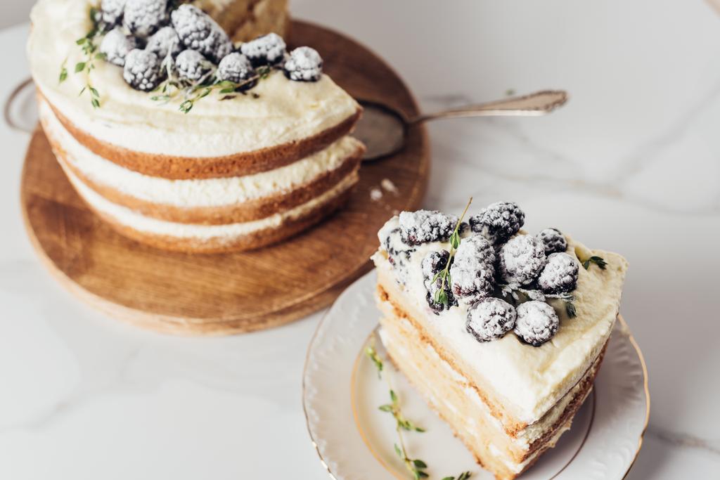close-up de saboroso bolo de amora em fatias na placa de corte de madeira com servidor de bolo e na placa
 - Foto, Imagem