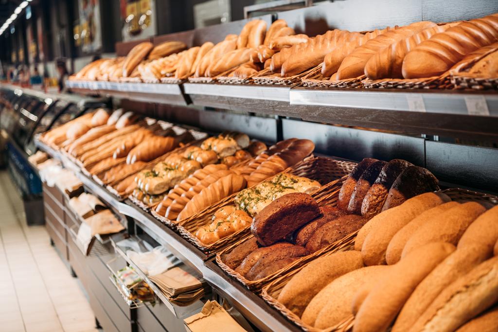 taze pişmiş ekmek pasta bölümü bakkal dükkanı, seçici odak - Fotoğraf, Görsel
