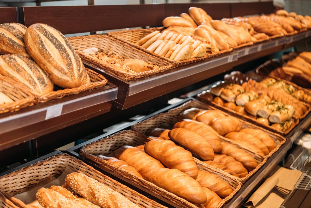 szelektív összpontosít, a frissen sült különböző kenyér-péksütemény osztályán szupermarket - Fotó, kép