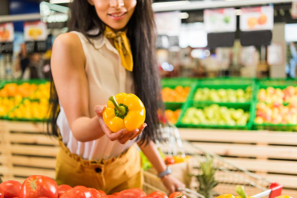 immagine ritagliata del cliente afroamericano che prende il peperone nel supermercato
  - Foto, immagini