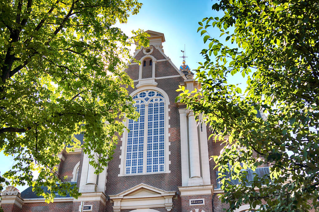 AMSTERDAM, PAÍSES BAJOS - 08 DE JULIO DE 2018: Edificios históricos en la antigua Ámsterdam. Arquitectura holandesa típica
. - Foto, imagen