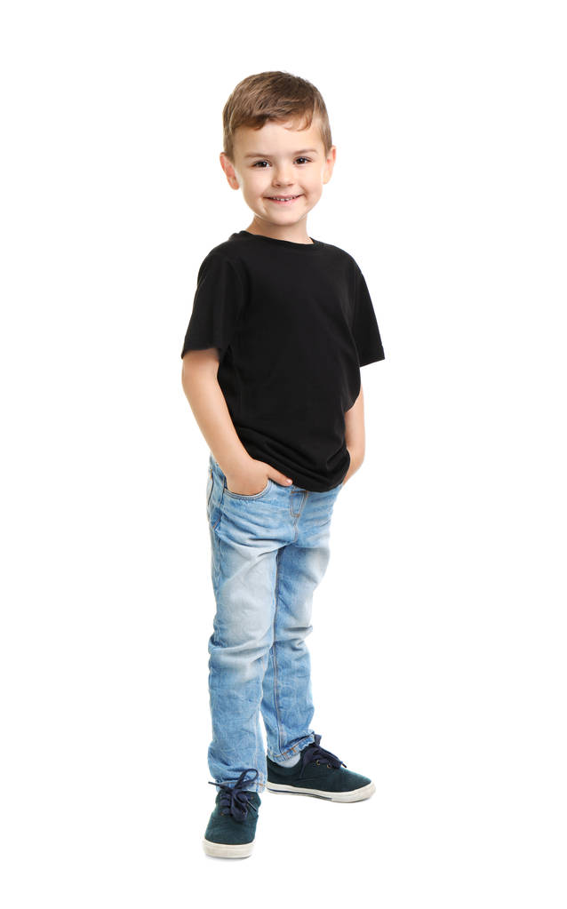 Niño en camiseta sobre fondo blanco. Burla para el diseño
 - Foto, imagen