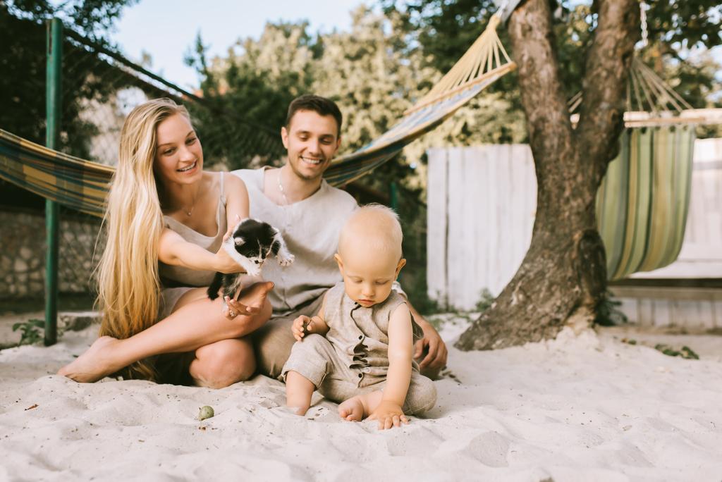 famille heureuse avec petit fils et chaton à la campagne
 - Photo, image