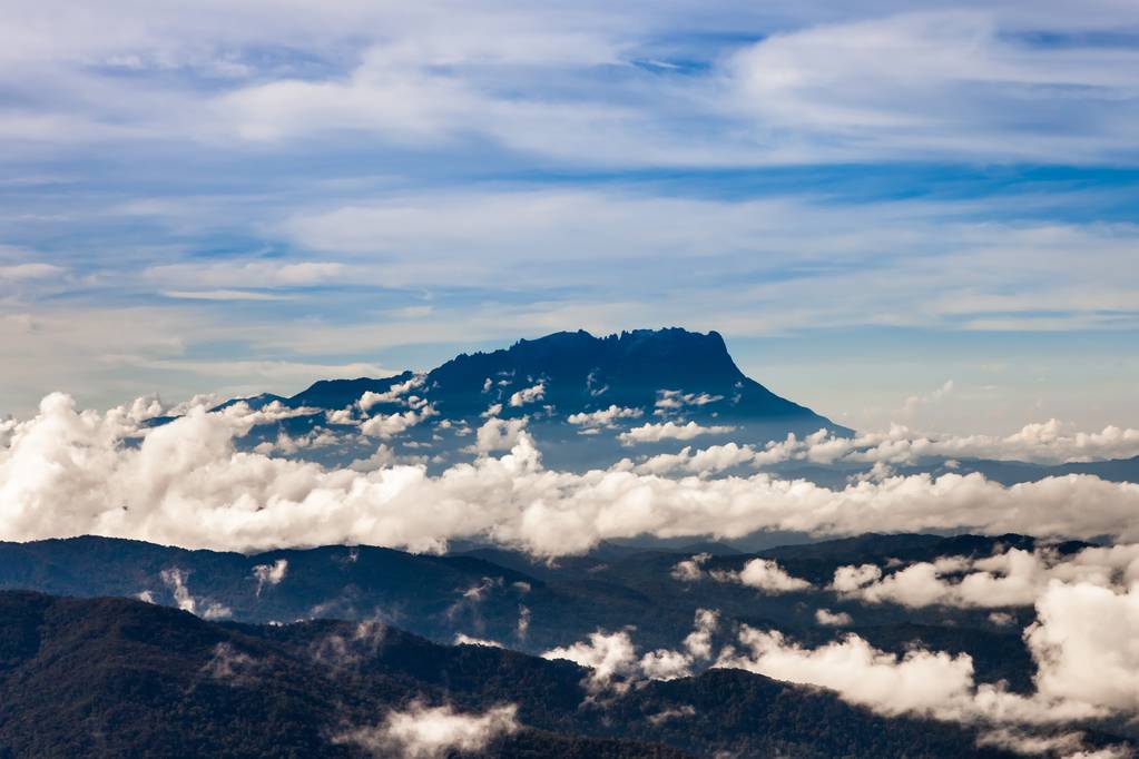 Monte Kinabalu en las nubes en Borneo desde la cumbre de la montaña Trusmadi Versión 2
 - Foto, imagen