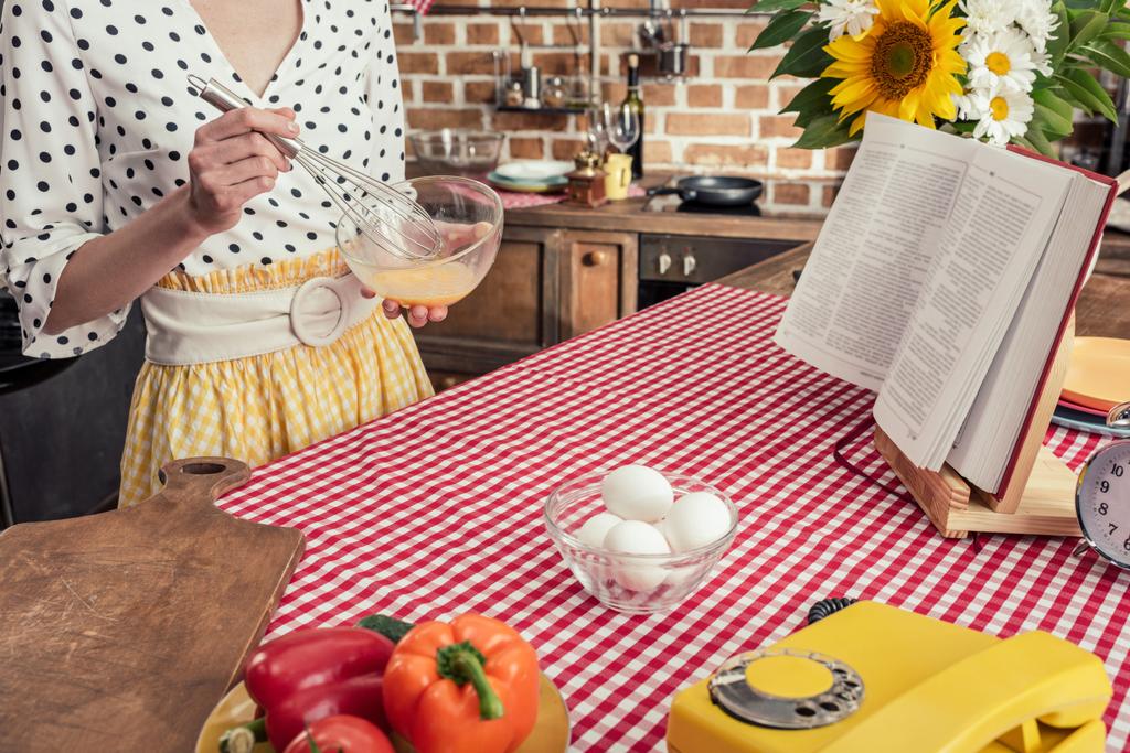 przycięte strzał gospodyni whisking jaj omlet w kuchni - Zdjęcie, obraz
