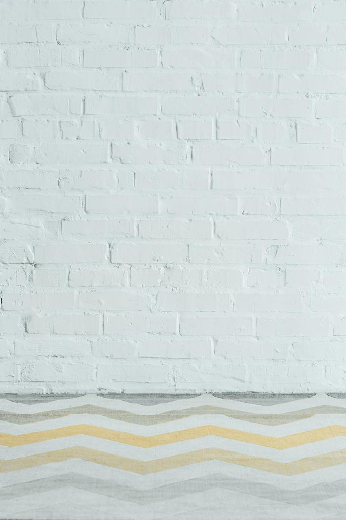 pared blanca con ladrillos y pinturas en la oficina
 - Foto, Imagen