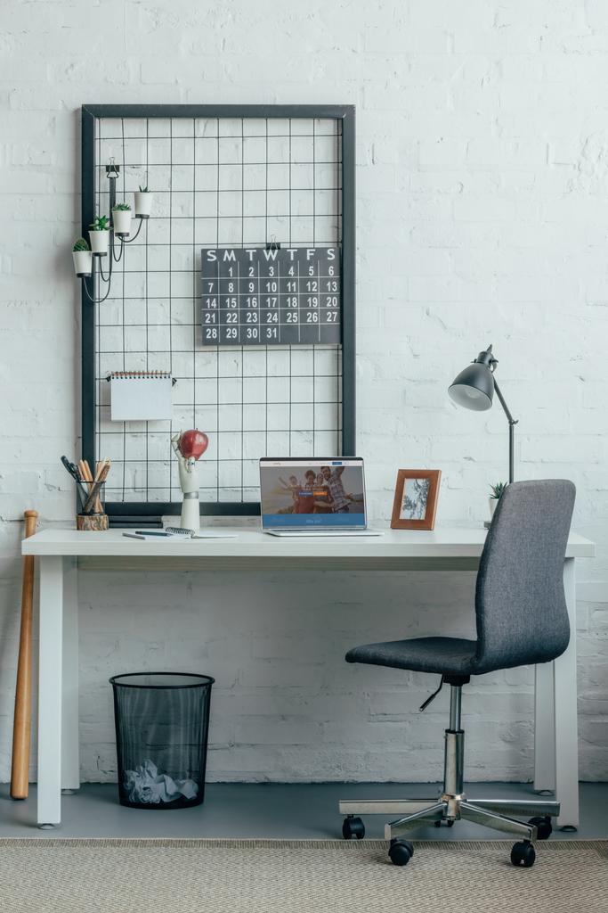 Laptop z załadowany couchsurfing stronę na stole w nowoczesnym biurze - Zdjęcie, obraz