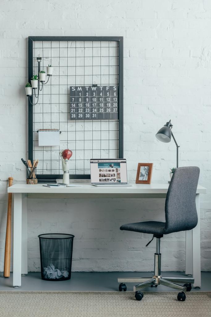 Ноутбук с загруженной страницей Amazon на столе в современном офисе
 - Фото, изображение