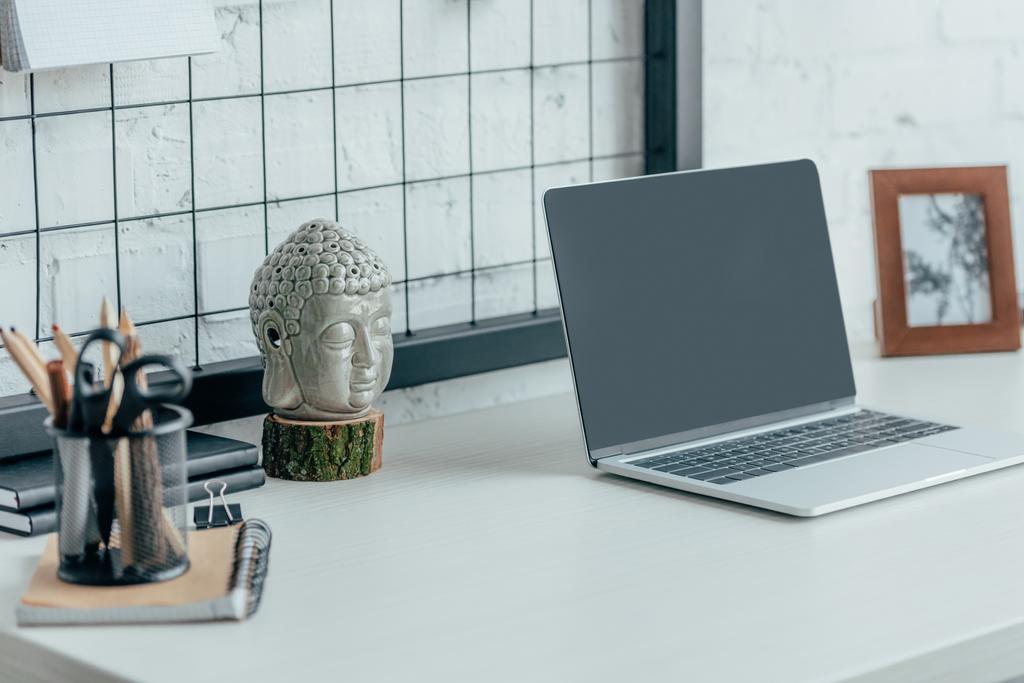 laptop com tela em branco na mesa no escritório moderno
 - Foto, Imagem
