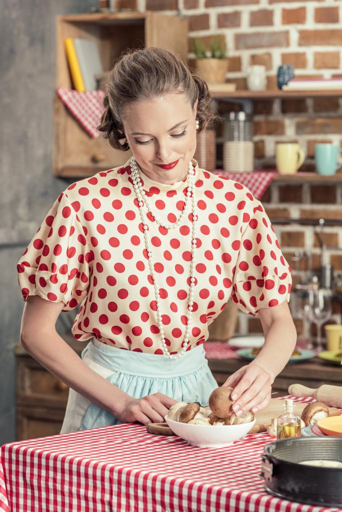 красивая взрослая домохозяйка с сырыми грибами приготовление пищи на кухне
 - Фото, изображение