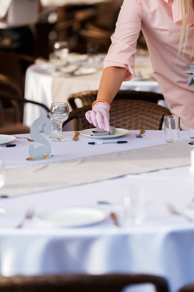 Gläser, Gabeln, Messer, Teller auf einem Tisch im Restaurant zum Abendessen - Foto, Bild