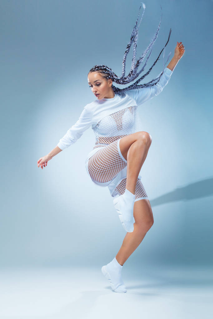 Atraente animado fitness menina dançarina em sportwear pulando de alegria isolada sobre fundo cinza
 - Foto, Imagem