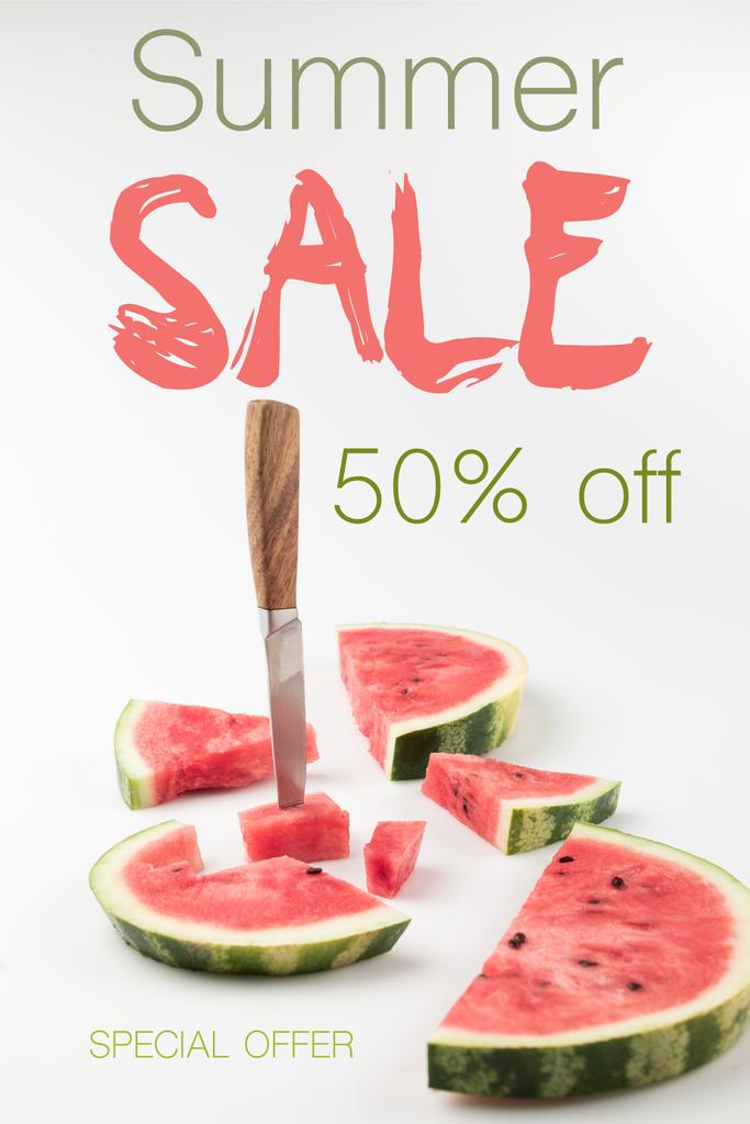 verse watermeloen segmenten met mes geïsoleerd op wit met zomer verkoop belettering - Foto, afbeelding