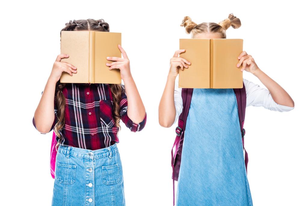 klasgenoten die betrekking hebben op gezichten met boeken geïsoleerd op wit - Foto, afbeelding