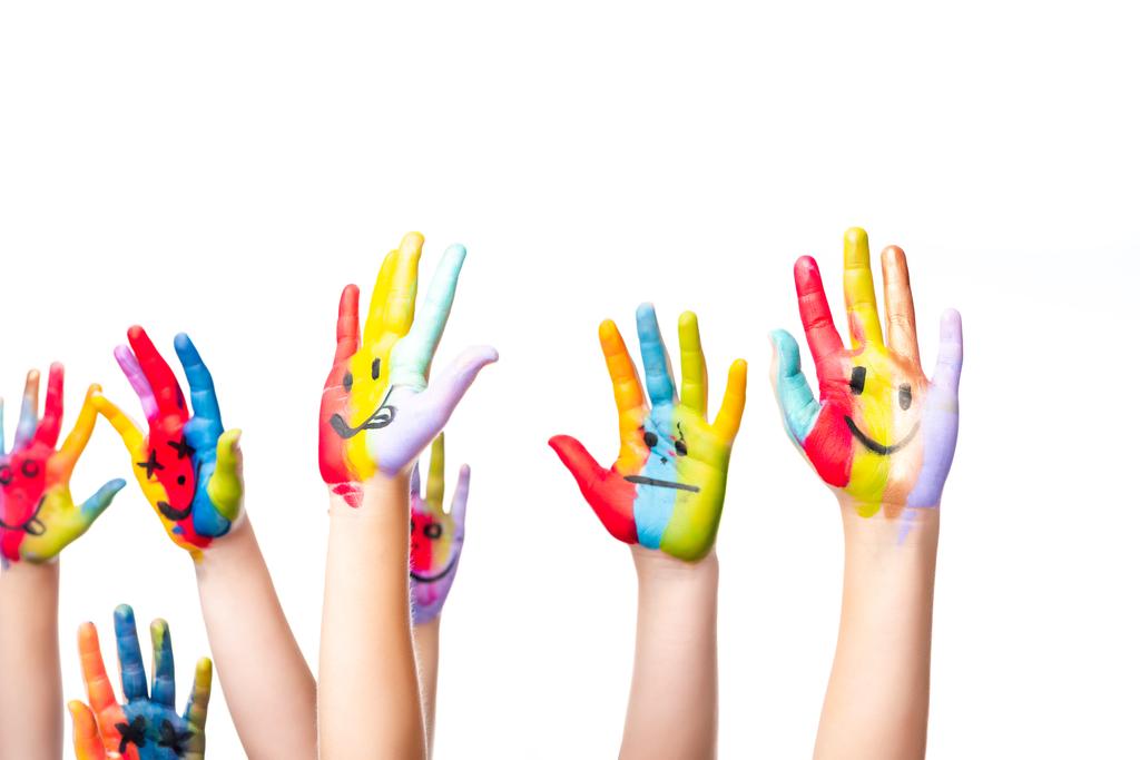 image recadrée d'écoliers montrant des mains peintes avec des icônes souriantes isolées sur du blanc
 - Photo, image