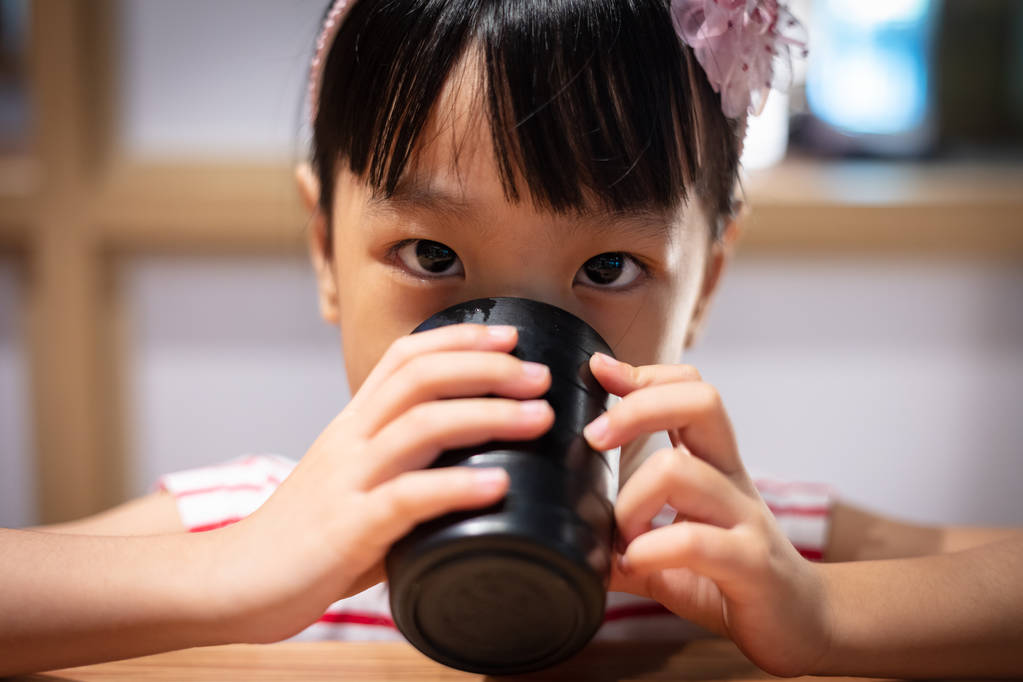 Ázsiai kínai kislány iszik forró zöld tea, egy japán étterem - Fotó, kép
