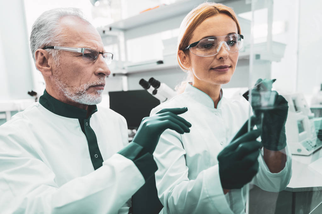 Probówki do badań dwóch chemików zajęte trzymając w rękach - Zdjęcie, obraz