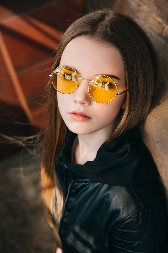 hermosa chica adolescente de moda con pelo largo en gafas de sol amarillas en la ciudad, Street fashion kid
, - Foto, Imagen