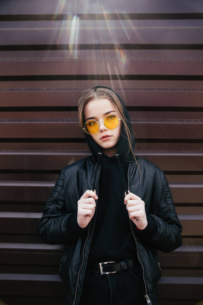 Conceito de criança de moda - criança menina elegante vestindo roupas casuais pretas e óculos de sol posando verão na cidade
 - Foto, Imagem