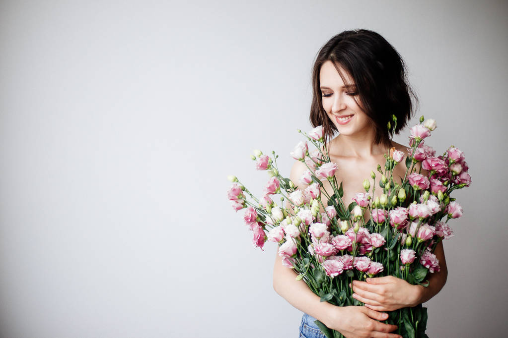 Красивая девушка с букетом цветов
. - Фото, изображение