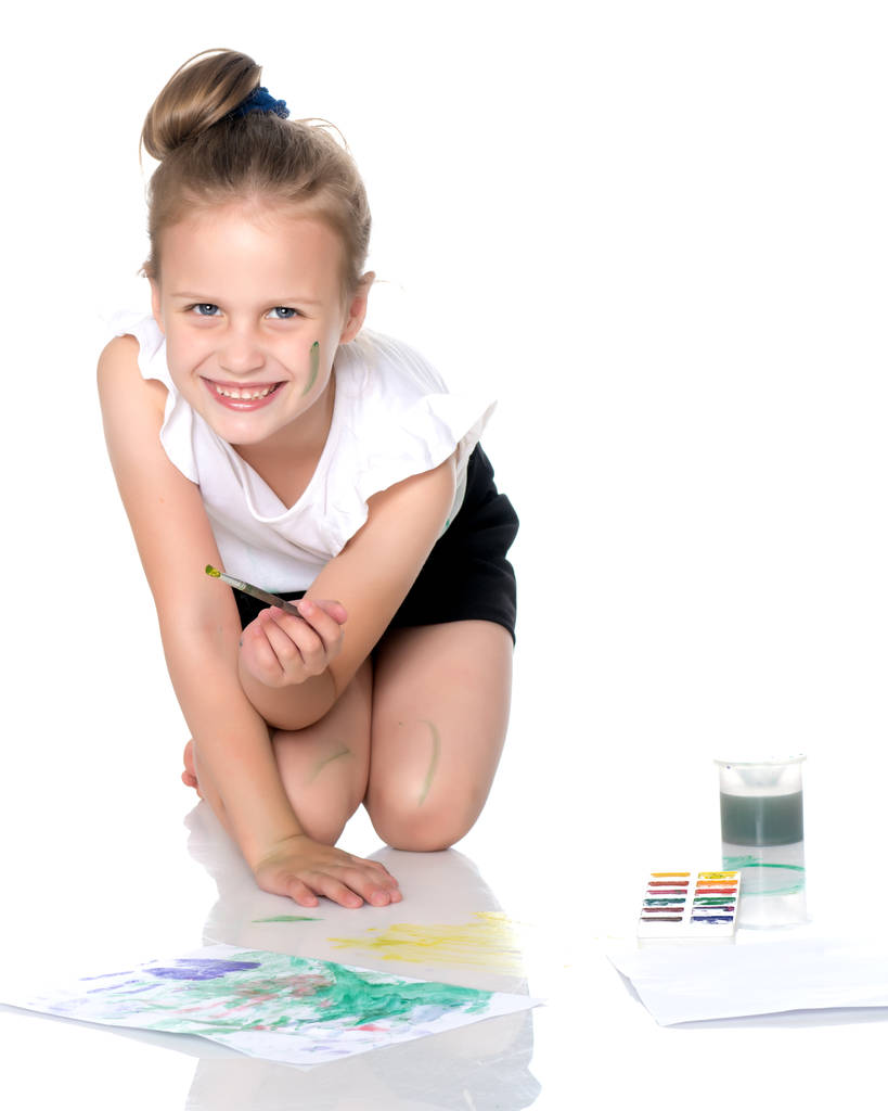 ein kleines Mädchen zeichnet Farben auf ihren Körper - Foto, Bild