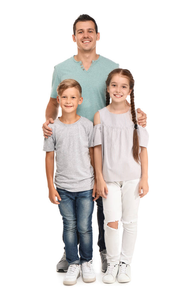 Pai com filhos em fundo branco. Família feliz
 - Foto, Imagem