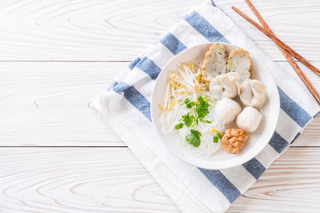makaron z ryb piłkę w zupie - Asian food stylu - Zdjęcie, obraz