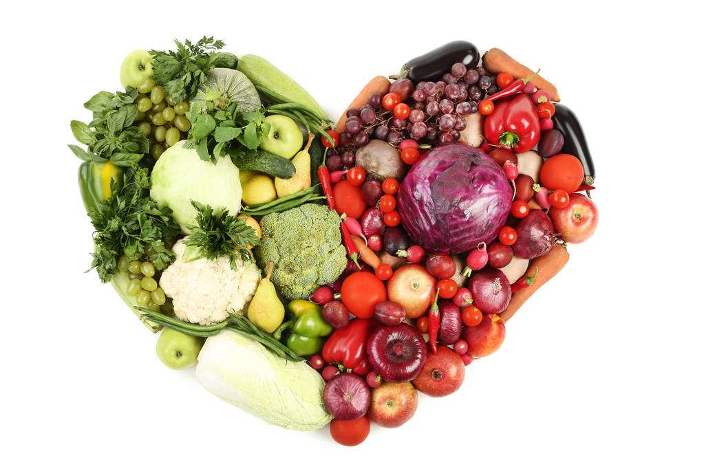 Érett gyümölcsöt és zöldséget, szív alakú, fehér háttér - Fotó, kép