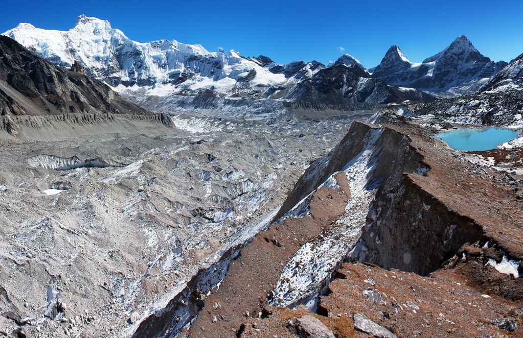 uitzicht vanaf cho oyu base camp naar ngozubma en gyazumba gletsjer - everest trek - nepal - Foto, afbeelding