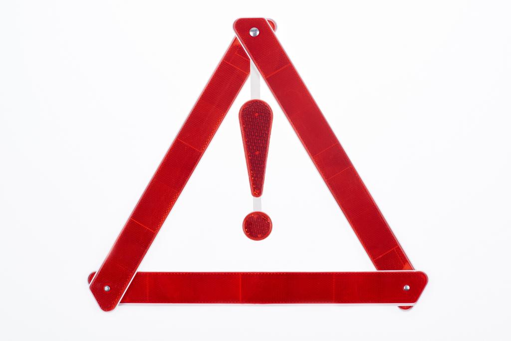 вид сверху на красный треугольник предупреждения дорожный знак изолирован на белом
 - Фото, изображение