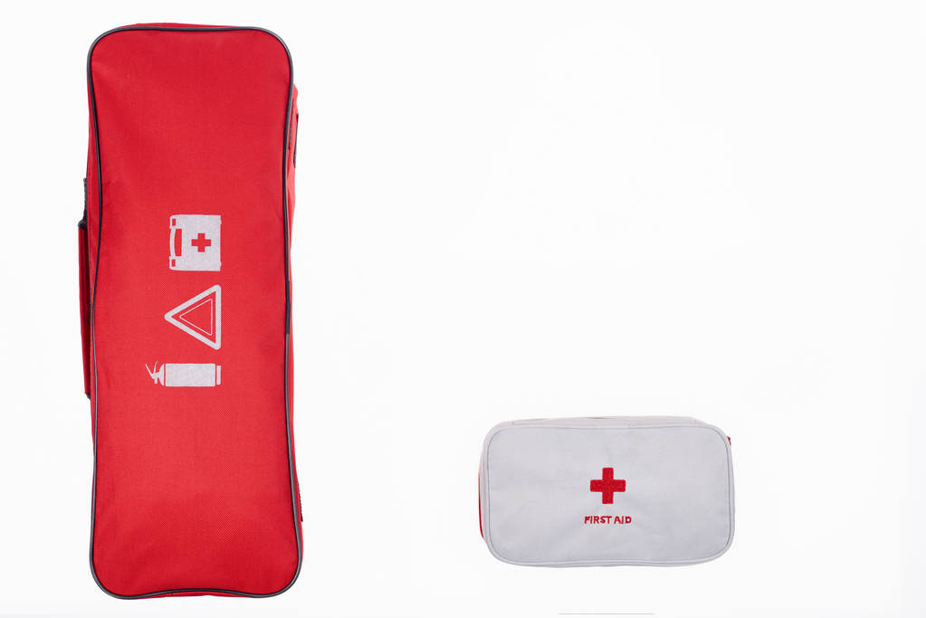 tendido plano con bolso de automoción y kit de primeros auxilios aislado en blanco
 - Foto, Imagen