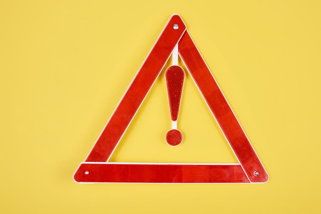 κάτοψη του προειδοποίηση τρίγωνο σύμβολο οδικής απομονώνονται σε κίτρινο - Φωτογραφία, εικόνα